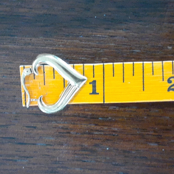 14kt Heart Shape Valentines Gold Pierced Earrings - Picture 5 of 6